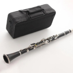 CLARINETE DE LLAVES NIQUELADAS DE 17 TECLAS Y 6 ANILLOS EN SI BEMOL NEGRO